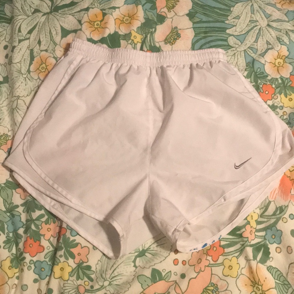 classic white nike shorts 🤩🤩